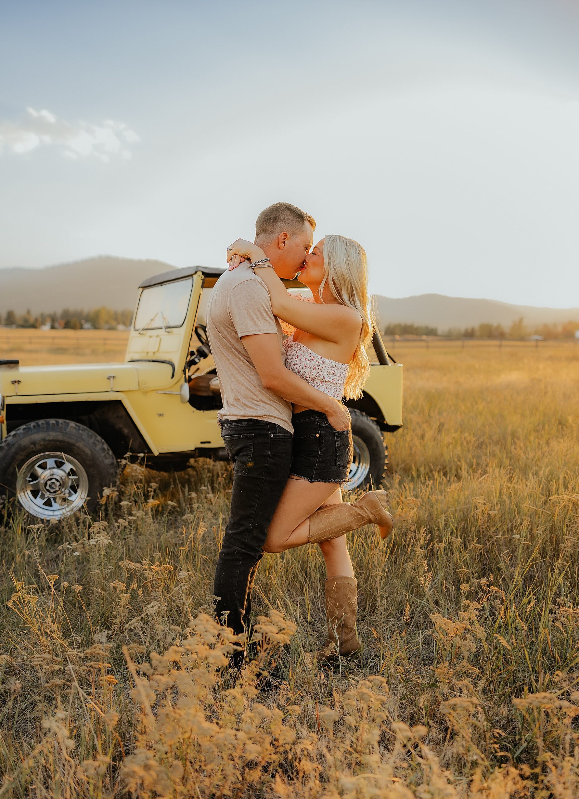 couple kiss in field in Kalispell, MT