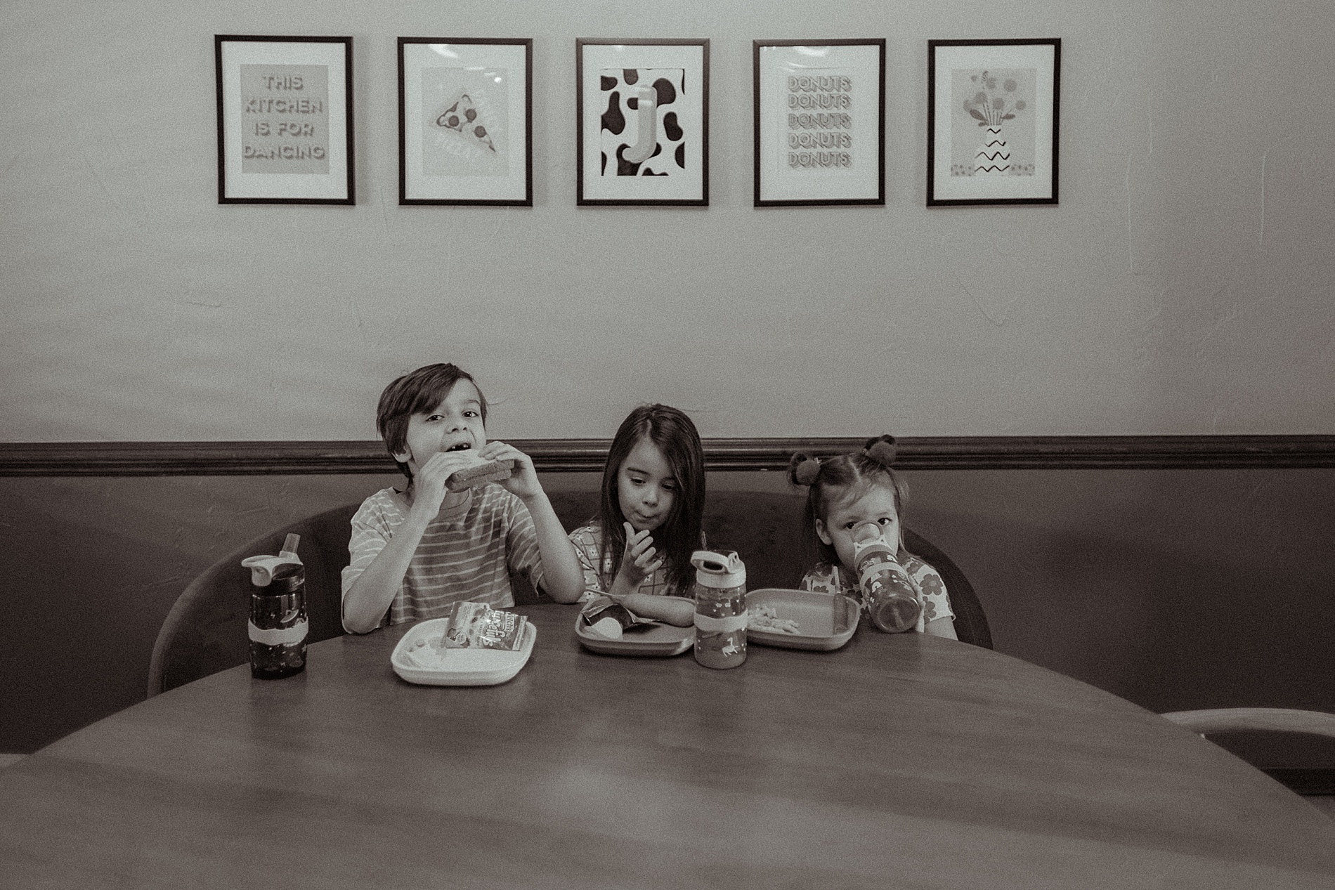 3 kids eat sandwiches during in-home session