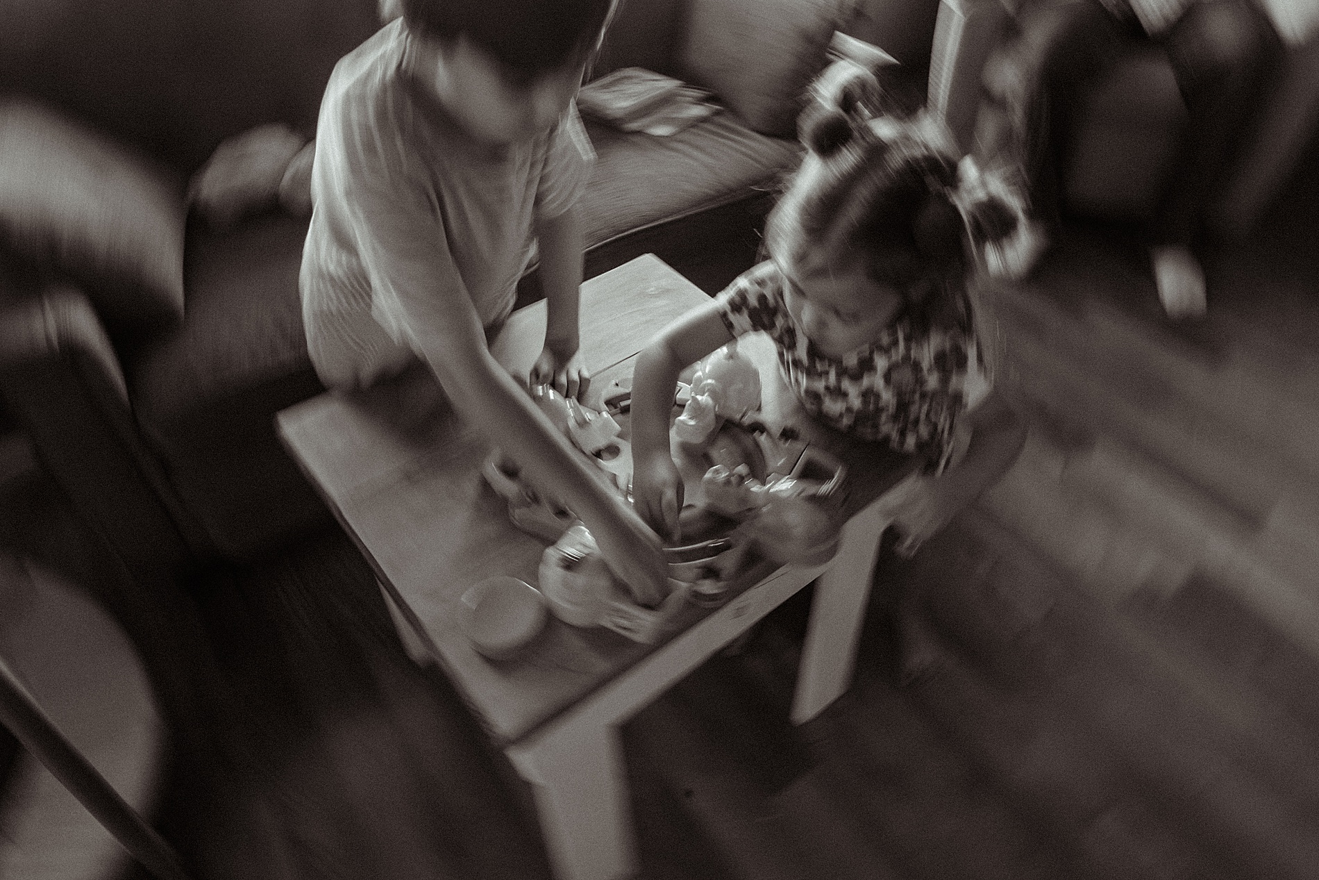 The Beauty of Candid Lifestyle Photography | Children playing games during in-home session